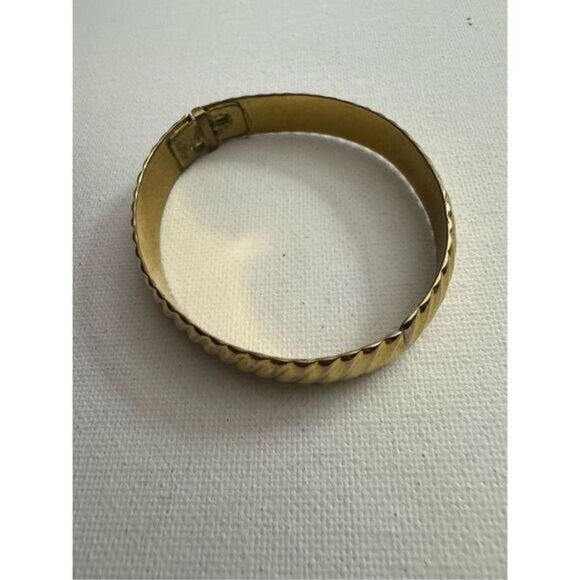 60's Vintage Monet Womens Chunky Gold Tone Hinged Embossed Cuff Bangle Bracelet - Picture 3 of 7